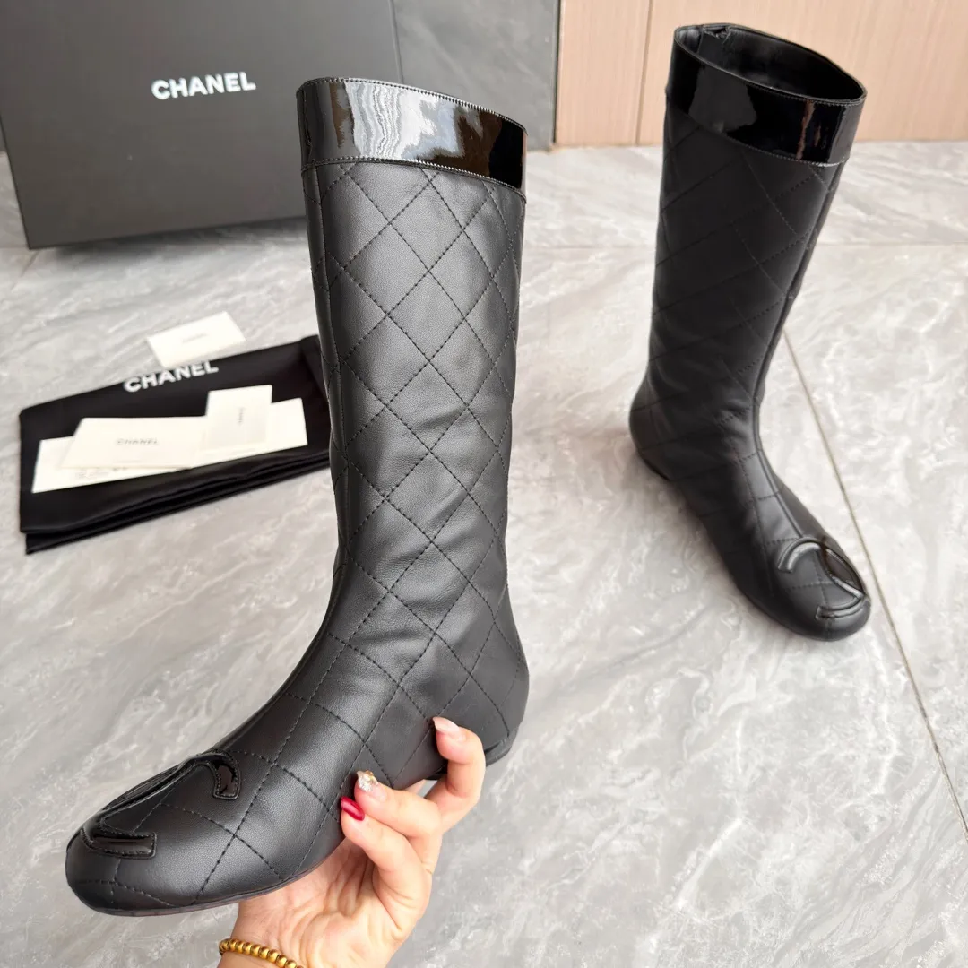 👟👟Ex-factory price 1040👟👟 High version of Chanel CHANEL, 🌞🌞🌞The latest boots from Xiaoxiang 2025 autumn and winter counter, a must-have item for this autumn and winter! ! Ms. Chanel loves simple yet irresistible combinations to show her unique style. Mix and match freely to shine⚡Follow Grandma’s fashion steps! ! ! The top-notch craftsmanship and texture are perfectly presented. No matter any details, you can compare them with the counters. The best quality products can be entered and exited from the counters at will! ! ❶Material: imported cowhide ❷Inner lining: sheepskin lining ❸Feet: sheepskin lining ❹Outsole: original molded sole ❺Heel height: 2 cm ❻Boot shaft height: 13 inches ❼Number: 35-40 (40 and 41 are customized and cannot be returned)